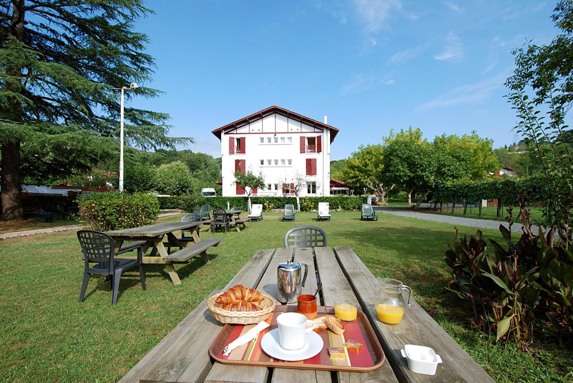 Hotel Pyrenees Atlantique Saint-Pee-sur-Nivelle Bagian luar foto